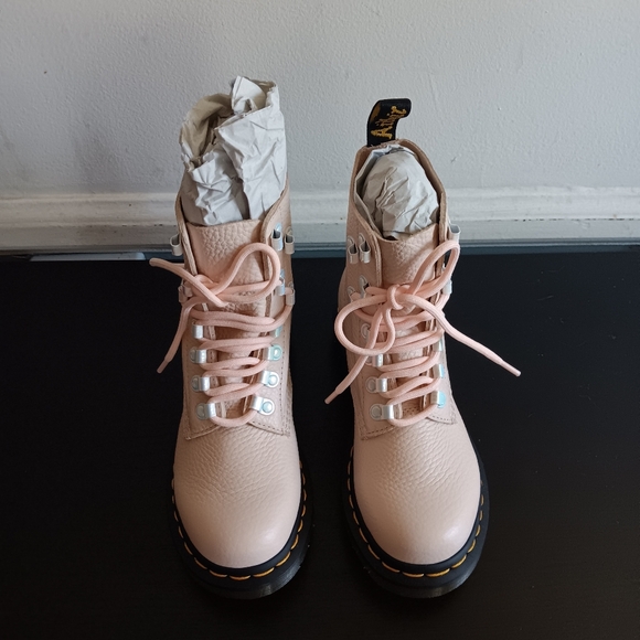 Dr. Martens 1460 Pascal In The Color “Shell Pink Milled Nappa”. Size 5 - Picture 5 of 8